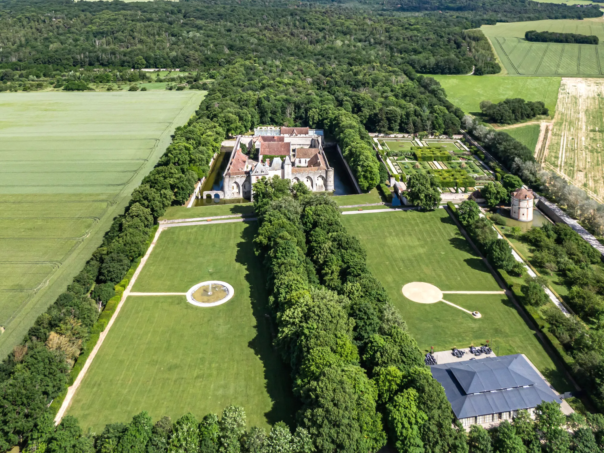 Le domaine vu du ciel : le château, les douves, les jardins et le parc