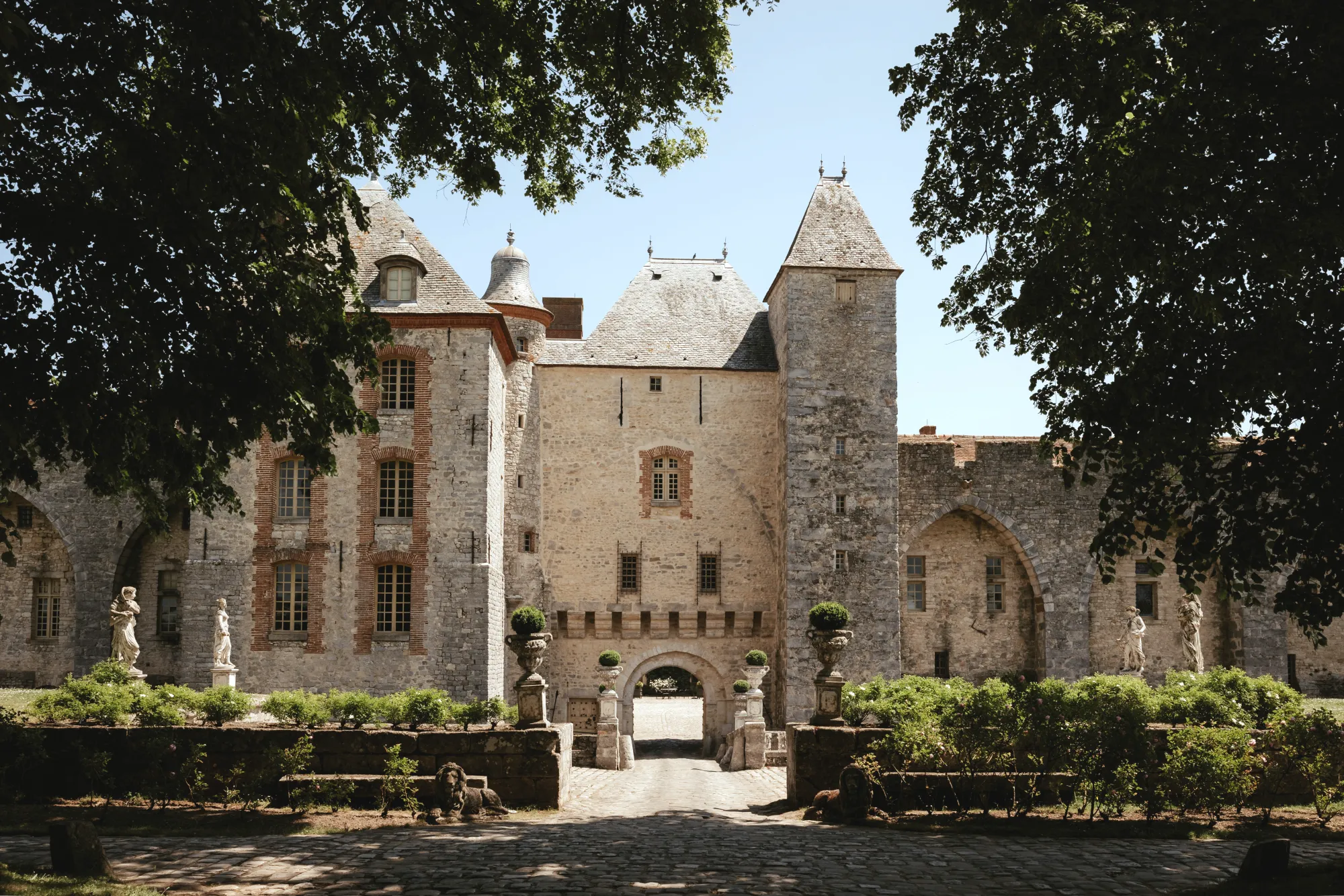 Le château depuis le jardin de la cour d'honneur, les statues au premier plan