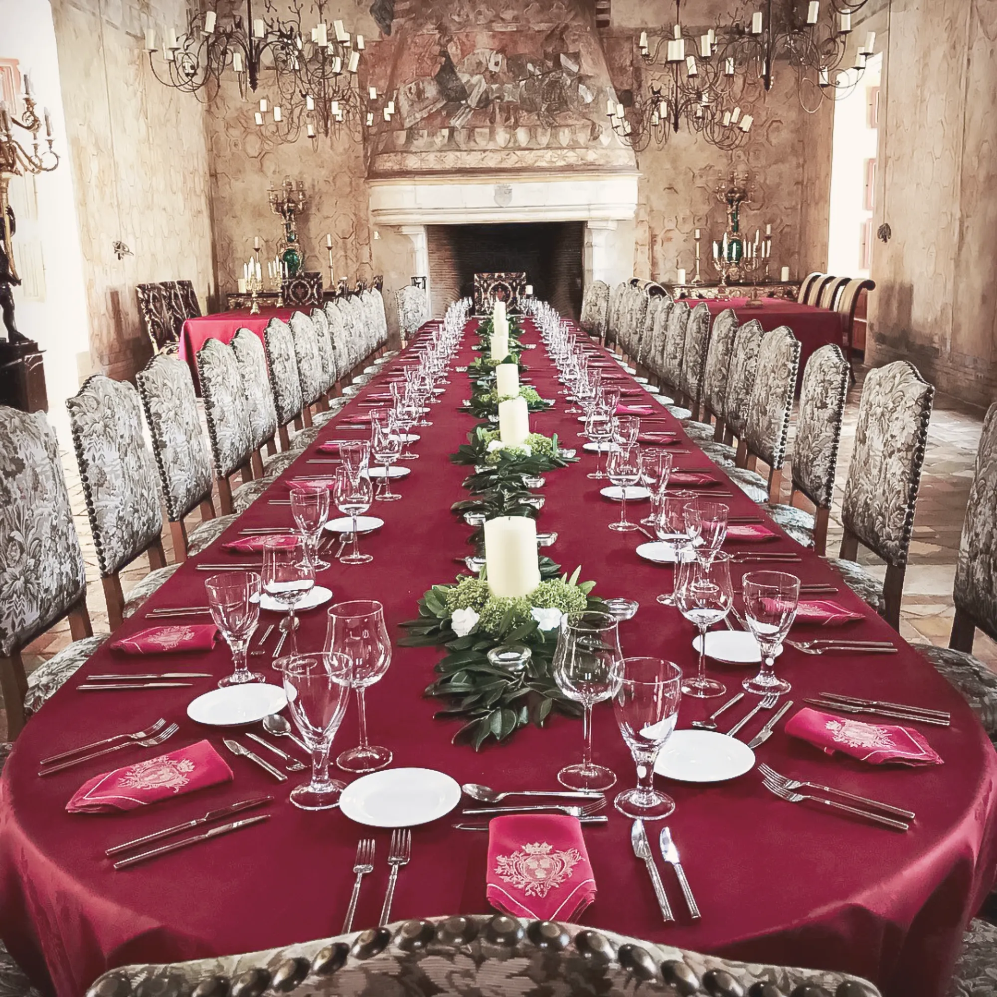 Le Salon des Rois, la longue table sous la cheminée à fresques