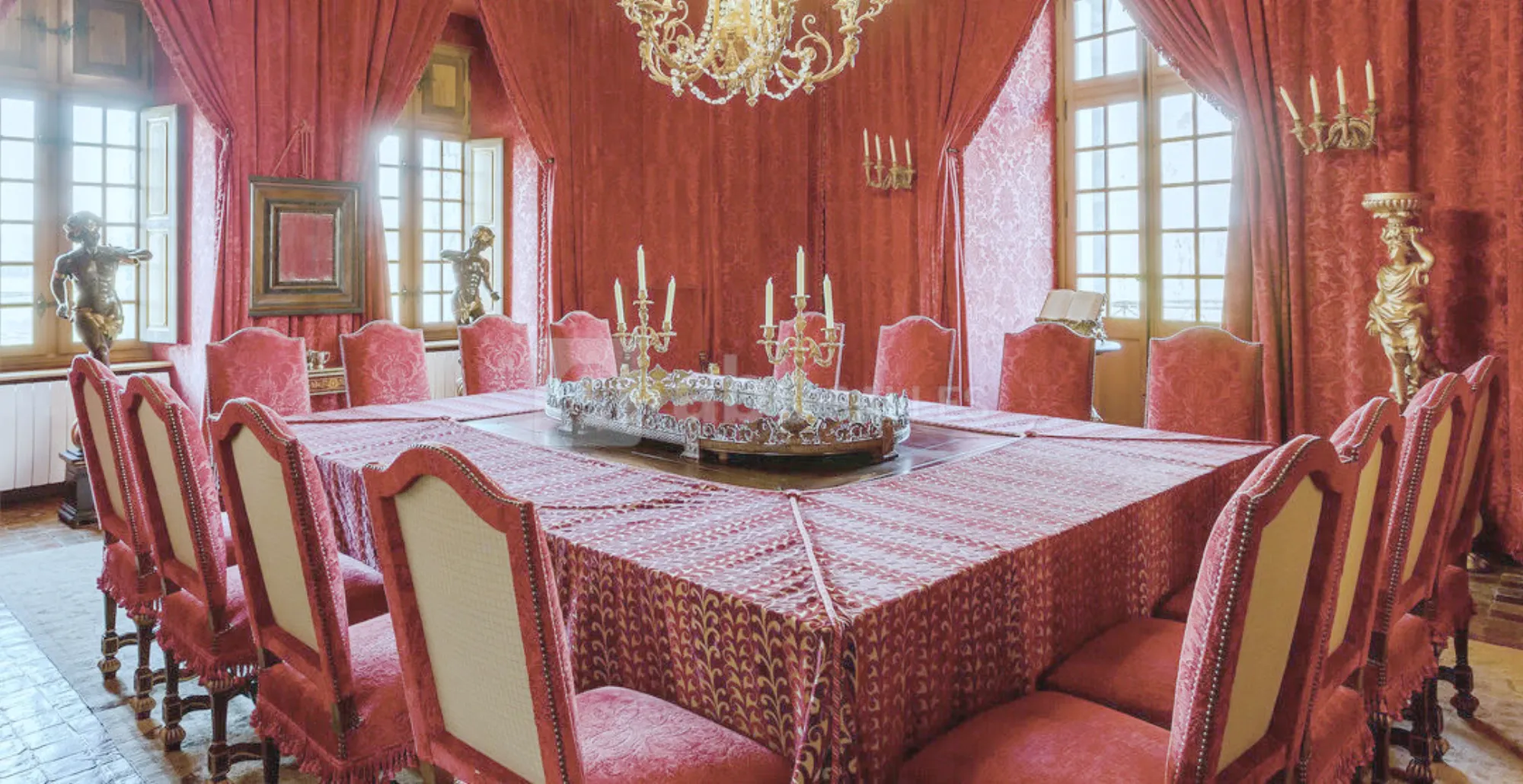 Le Salon Rouge dressé pour un dîner, murs et fauteuils rouges