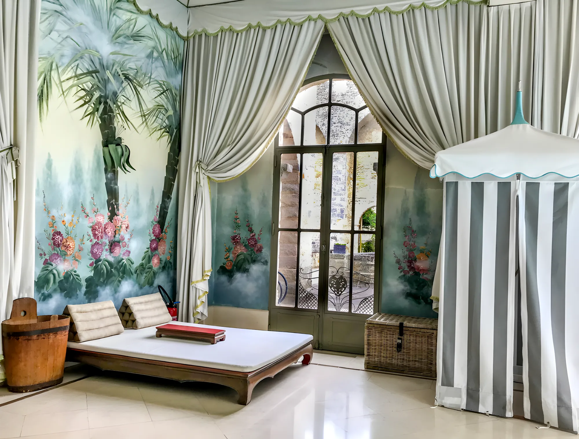 La salle de repos du spa, cabane rayée et fresque de palmiers