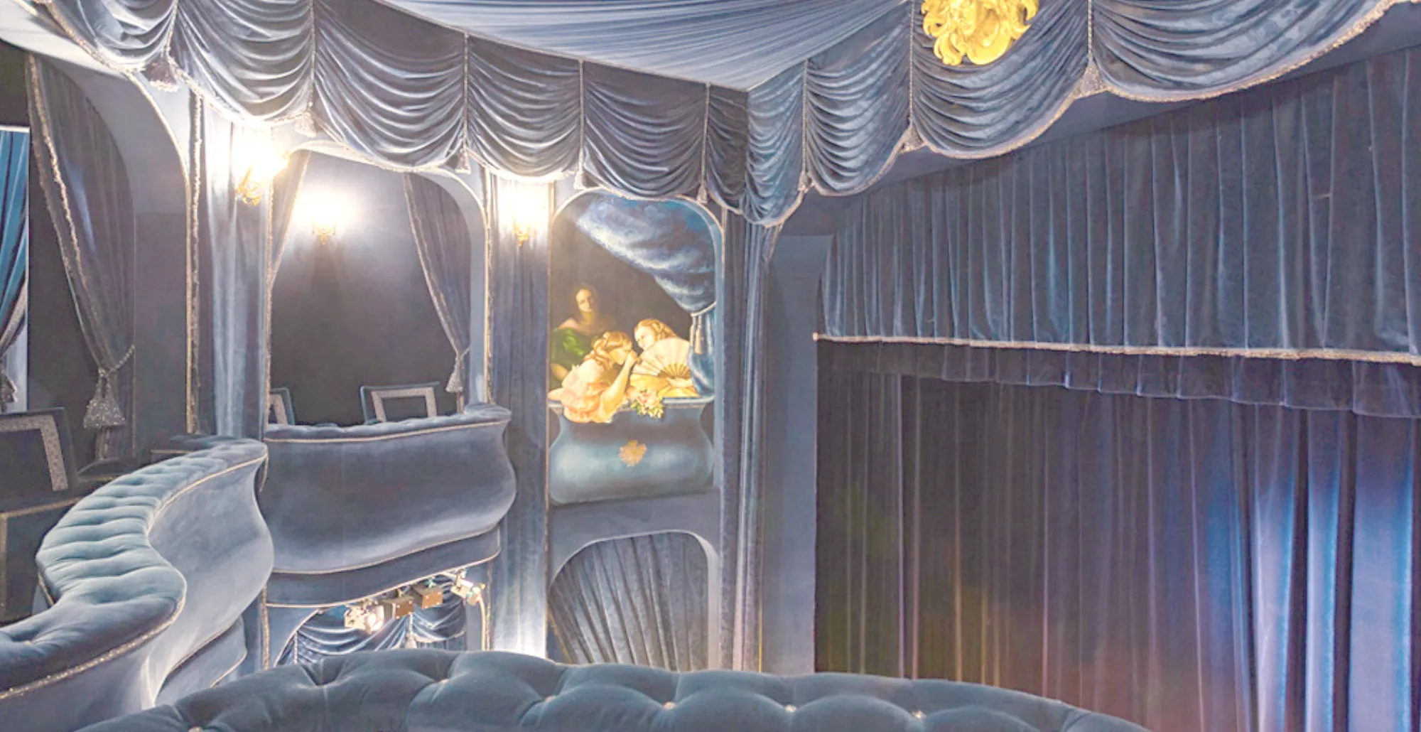 Le Théâtre en velours bleu, ses loges et sa scène