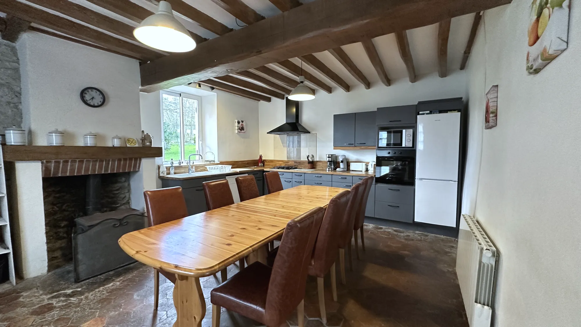 La cuisine de l'Aile Groupe, longue table en pin et cheminée