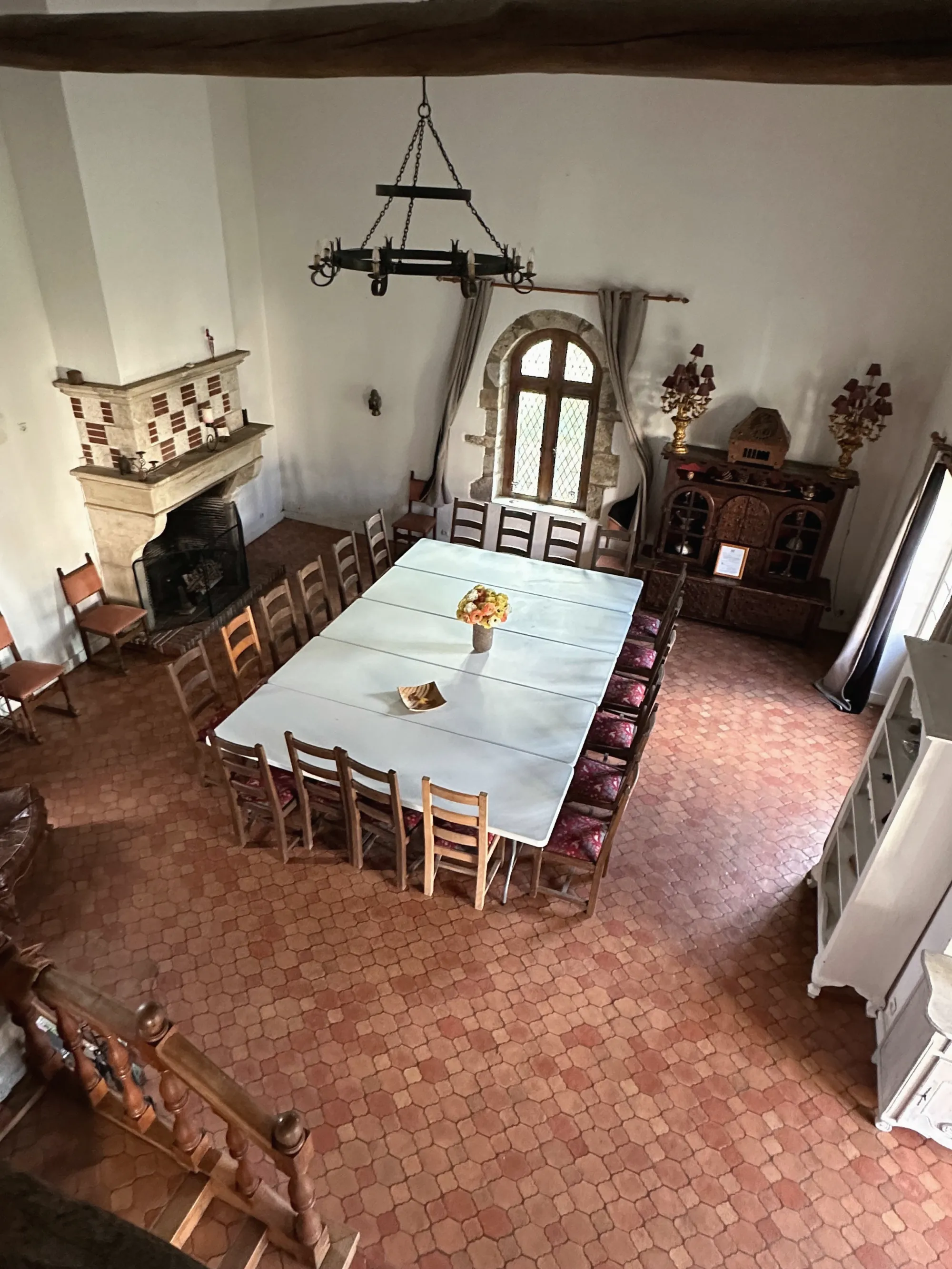 Le Grand Séjour Cathédrale vu de la mezzanine, la longue table blanche devant la cheminée